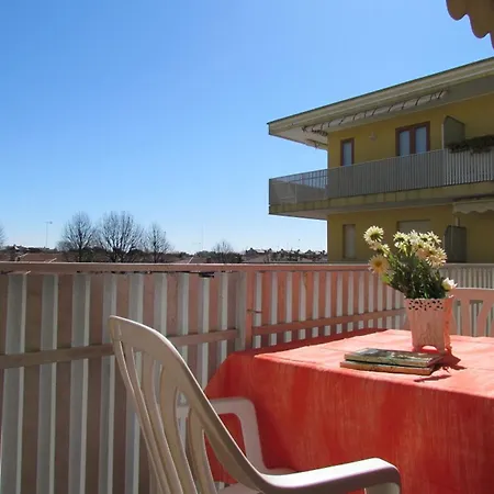 Your Modern Retreat With Poolside Bliss - Beahost Appartement *