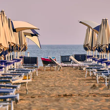 Your Modern Retreat With Poolside Bliss - Beahost Bibione