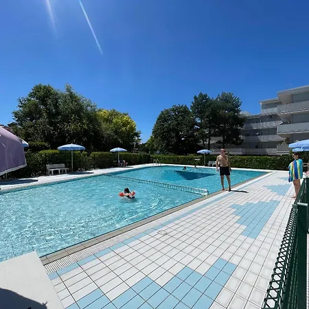 Your Modern Retreat With Poolside Bliss - Beahost Appartement