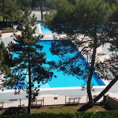 Your Modern Retreat With Poolside Bliss - Beahost Appartement *