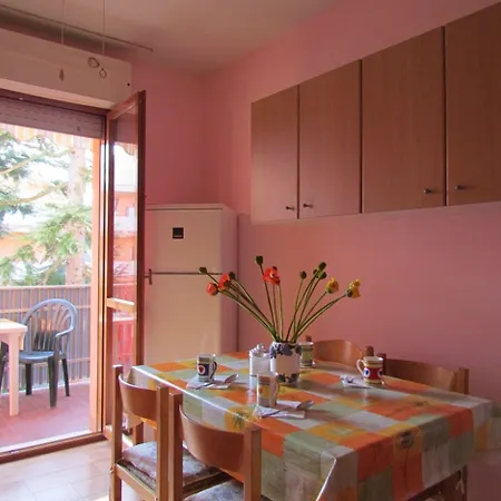 Appartement Your Modern Retreat With Poolside Bliss - Beahost