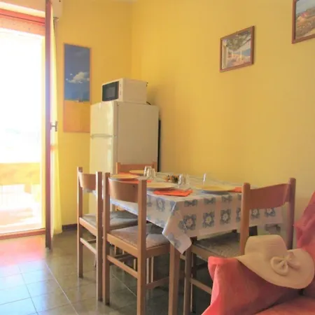 Your Modern Retreat With Poolside Bliss - Beahost Appartement *