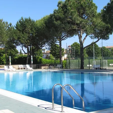 Your Modern Retreat With Poolside Bliss - Beahost Appartement *